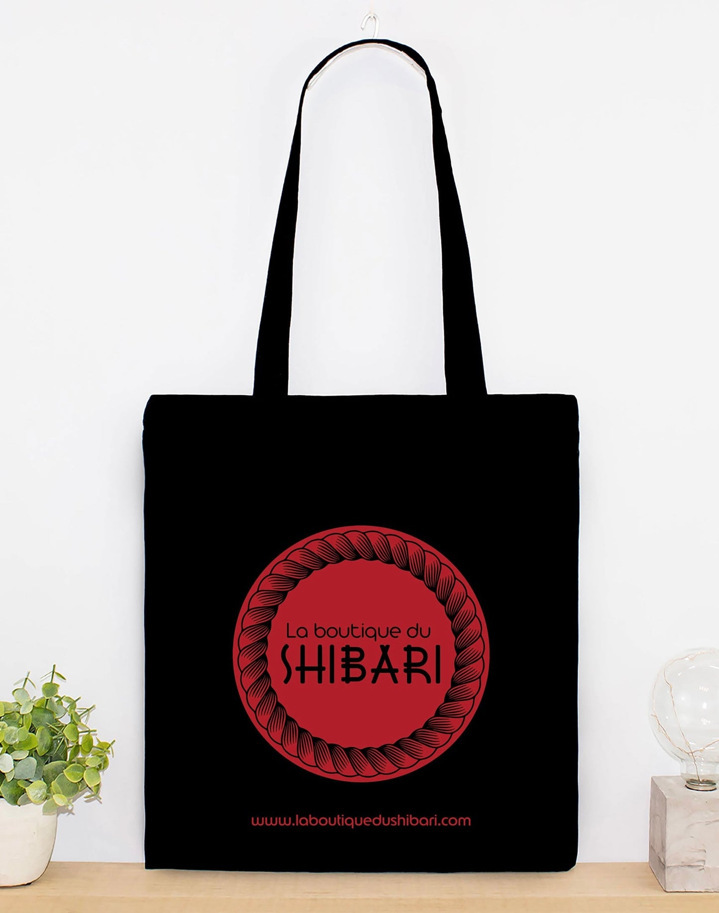 Affichez fièrement votre appartenance à la Communauté de La Boutique du Shibari en portant ce magnifique sac en toile ! Tote bag LA BOUTIQUE DU SHIBARI ultra pratique, résistant, réutilisable et léger à emporter partout, pratique pour transporter votre barda Shibari ou